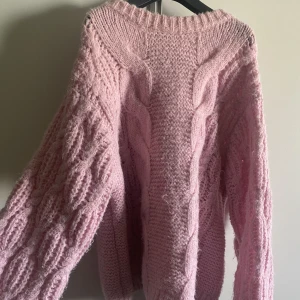 Stickad tröja  - Säljer denna superfina stickade tröjan från vero Moda . Kontakta mig vid intresse och köparen står för frakten💕