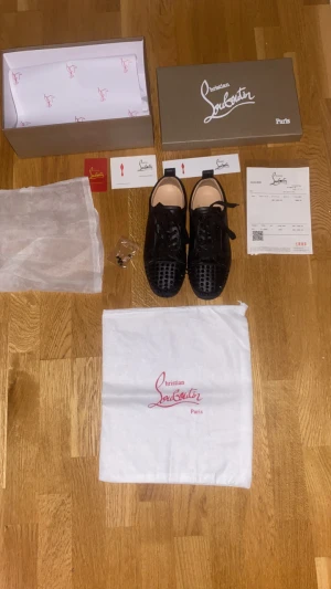 Louboutin skor - Säljer mina Louboutin skor k storlek 39 dom är lite använde men dom är i riktigt bra skick box,dustbag,kort,extra spikar och allt annat får man med