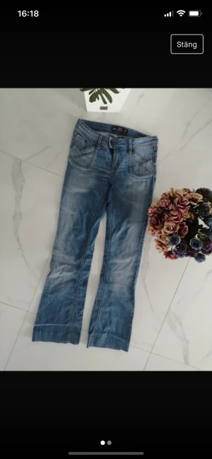 Lågmidjade jeans - Lågmidjade jeans köpta second hand som är för små för mig. Kan tyvärr inte skicka bilder med dem på eftersom att de inte passar. Annars jättefina och i bra skick. Midjemått: 71cm, innerbensmått 75cm