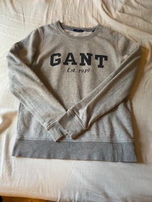 Gant tröja  - Använd ett fåtal ggr, normal i stl.  Fint skick.