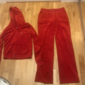 röda juicy  - säljer då de ej kommer till användning längre. använda flera gånger men inga hål eller liknande. de är storlek s i byxor och s i tröja.