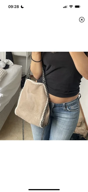 Stella McCartney liknade väska - Skit snygg och rymlig väska som passar perfekt till skolan.