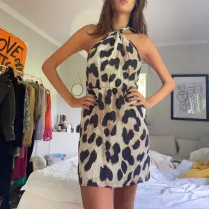 En klänning från hm i leopardmönster! Aldrig använd, storlek S! Jag är 178cm!