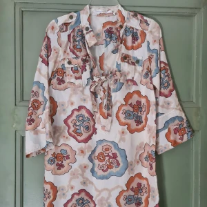 Unik siden klänning Diane von Furstenberg - En unik klänning i 100% siden använd endast en gång. Köpt i New York på DvF sample sale. Trivs tyvärr ej i färgen. Loose fit slutar strax ovanför knäna på mig (170cm) 