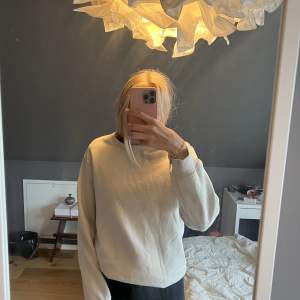 Säljer denna snygga sweatshirt från hm då den inte kommer till användning längre (har flera). 