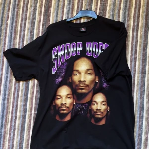 Graphic Tee - Graphic Tee på SnoopDog. Använd fåtal gånger. 