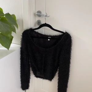 Fluffig tröja  - Säljer denna fluffiga tröja som man även kan använda som en kofta 