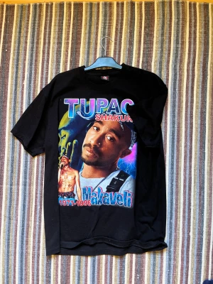 Graphic Tee - Graphic Tee på tupac. Använd fåtal gånger.