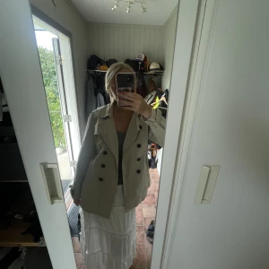 Snygg vintage trenchcoat  - Bra skick. En knapp lossnade för länge sedan så den har rosa tråd is för svart, knappt synligt 
