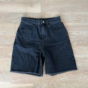 Hej! Säljer dessa coola jeans shorts som tyvärr har blivit för små i midjan för mig. De är knappt använda och är fläck och hål fri. Köpt på Gina Tricot