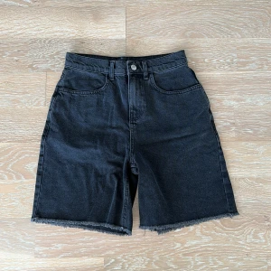 Jeans shorts  - Hej! Säljer dessa coola jeans shorts som tyvärr har blivit för små i midjan för mig. De är knappt använda och är fläck och hål fri. Köpt på Gina Tricot