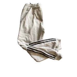 Adidas Mjukisbyxor - Skick: 8/10 lätt använda  Strl: M