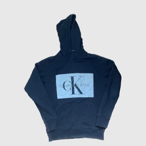 Calvin Klein Hoodie - Skick 10/10 Storlek Small