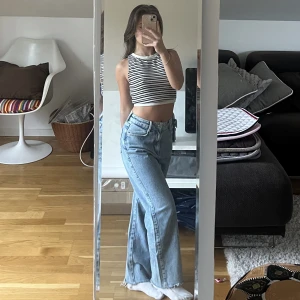 Zara jeans - Super snygga Zara jeans i en rak modell! Endast använda ca 3 gånger, alltså i nyskick. Super snygg modell 👖 Nypris: ca 400kr. Jag är ca 160cm. Stryks innan dom skickas! 