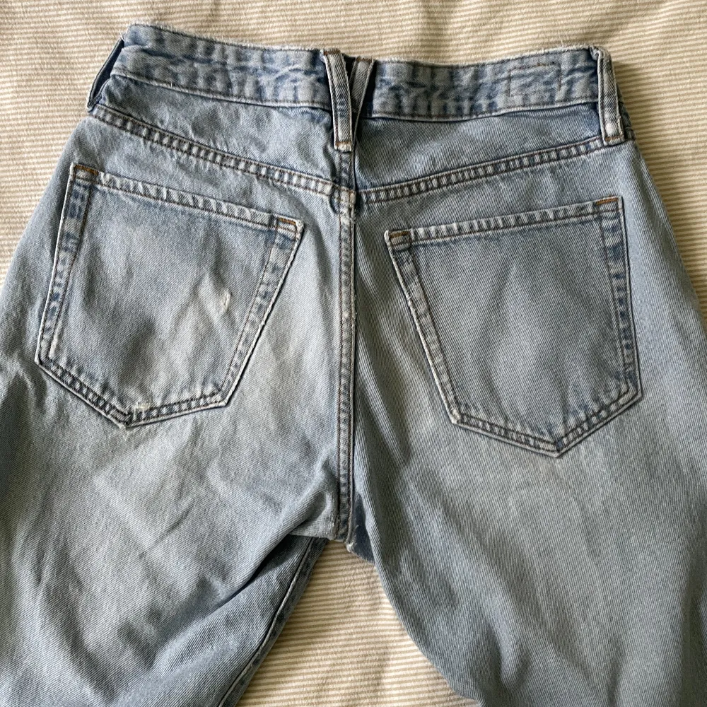Ljusblå jeans, använda. Herr S. Passar liiite oversized på mig som har runt  25 i storlek i jeans. . Jeans & Byxor.