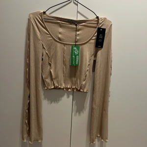 Långärmad tröja  - Topp med synliga sömmar från NA-KD. Aldrig använd 🤎