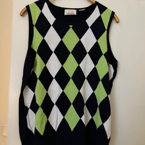 Rutig väst - Rutig väst i flera färger.  Fint att ha på över en vit T-shirt eller liknande. Stretchigt material i storlek small. 
