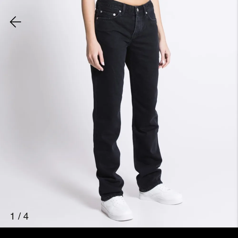 Raka Lågmidjade jeans från lager 157, är i storlek xxs men skulle säga att de är i storlek xs, nypris 400. Jeans & Byxor.