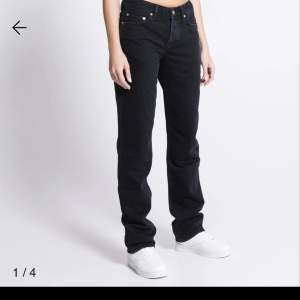 Raka Lågmidjade jeans från lager 157, är i storlek xxs men skulle säga att de är i storlek xs, nypris 400
