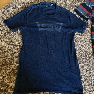 Levi’s T-shirt  - Sliten T-shirt skön för att bara softa eller vara hemma 