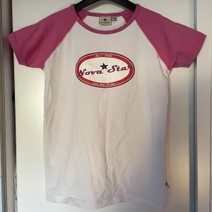 baby tee - tröja i barnstorlek som jag trodde att jag skulle kunna ha som baby tee, är strl m. passar någon som är xs. strl 140-150