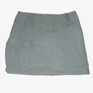 Beige manchesterkjol - Beige minikjol i manchester med en ficka å snygga knappar