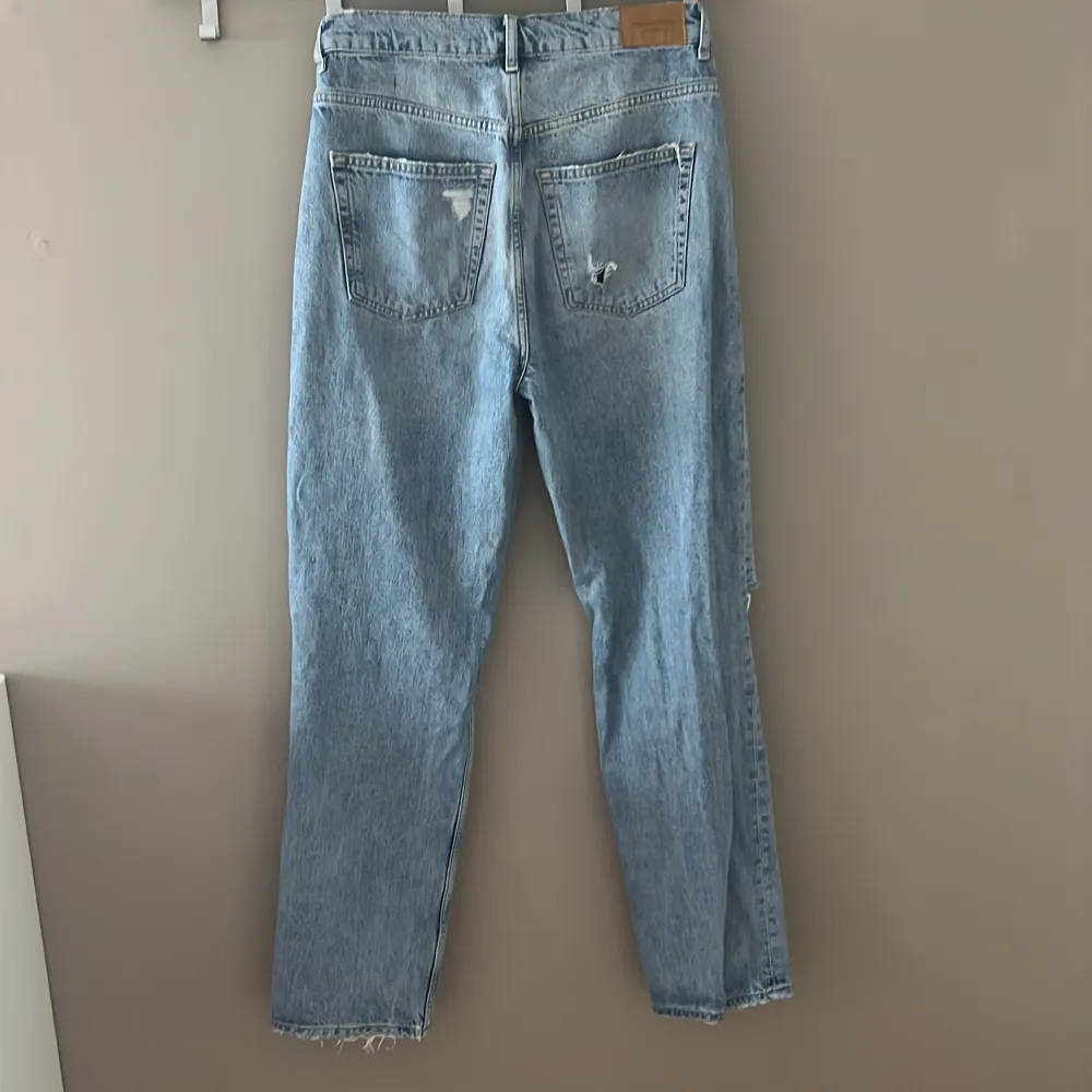 Gina jeans utsläppta, har dessvärre två fläckar på baksidan men syns knappt vid användning. Jag har inte prövat att ta bort dem då jag inte orkar men därav priset😊. Jeans & Byxor.