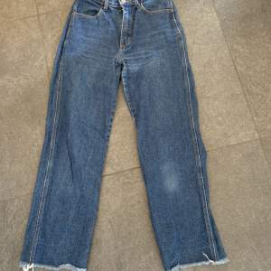 Jeans från brandy Melvilles märke J Galt. Använda men i bra skick! Storlek S.