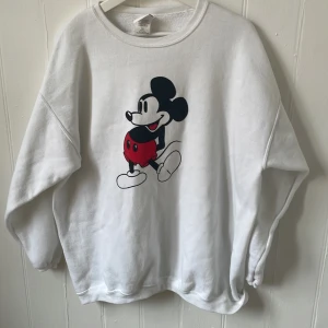 Secondhand Disney - Knappt använd tröja med mikey mouse tryck. Secondhand 