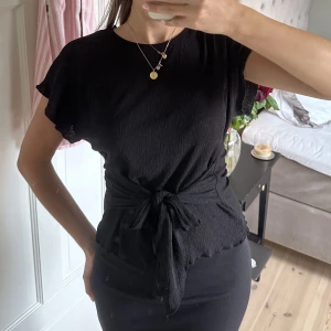 Topp från Zara med rosett  - Går att knyta på flera olika sätt, sjukt snygg och användbar 