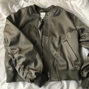 bomber jacka 💚 - snygg bomber jacka från h&m 💚