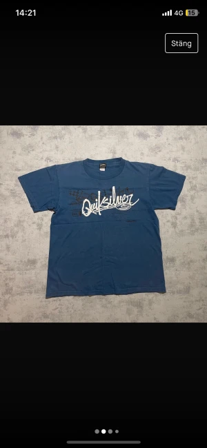Quiksilver t-shirt blå  - Riktigt snygg Quiksilver t-shirt med tryck. Fin kvalitet, fint skick. Storlek S.