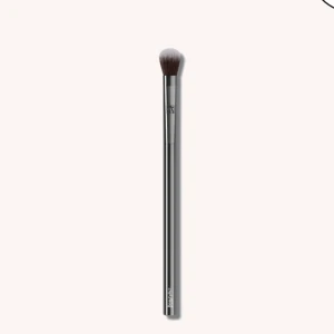 borste från beautyact  - helt oanvänd borste från beautyact, köpt för 130kr. det är 203 essential shading brush.