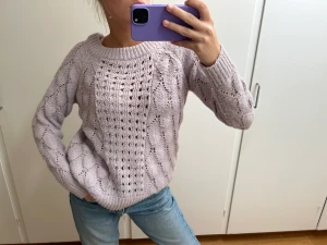 Stickad tröja  - Säljer en lila stickad tröja från Vila i storlek S. Fint skick, skriv vid frågor eller fler bilder 
