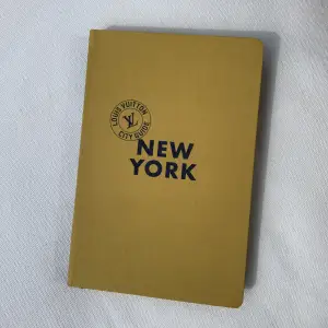 Louis Vuitton city guide bok. Kan användas som en del i den heminredning eller så kan man faktiskt läsa den, full av tips på vad man kan och borde göra när man är i New York. Köp tidigare iår så helt ny. Knappt öppnad. Slutsåld på deras hemsida. 