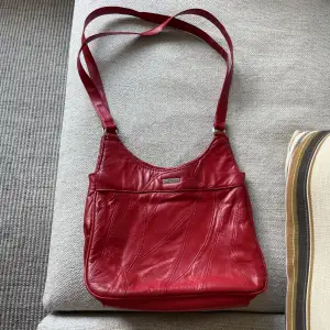 Säljer denna snygga röda väska i äkta läder, perfekt nu till hösten när rött är så inne ❤️buda gärna!
