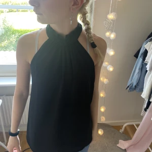 Svart topp - Säljer denna super fina svarta toppen. Så fin passar som uppklädd men också som vardag. Bra skick. Hör av er vid intresse💕
