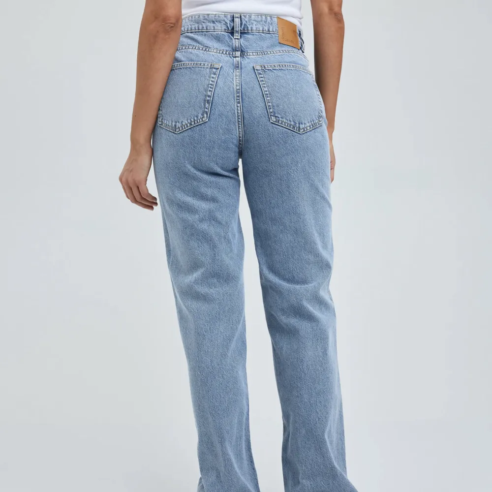 Jeans från bikbok, Wide leg. Säljes då dom inte kommer till användning. Storlek 27, använda endast 2-3 gånger🩷. Jeans & Byxor.