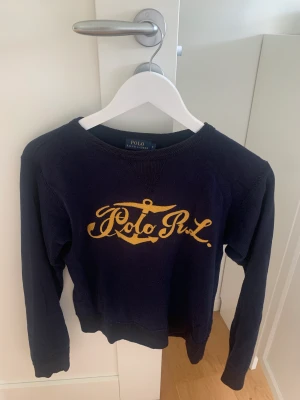 Mörk blå tröja  - En jätte fin mörk blå tröja ifrån Polo Ralph Lauren! Unik då den inte säljs längre💘 