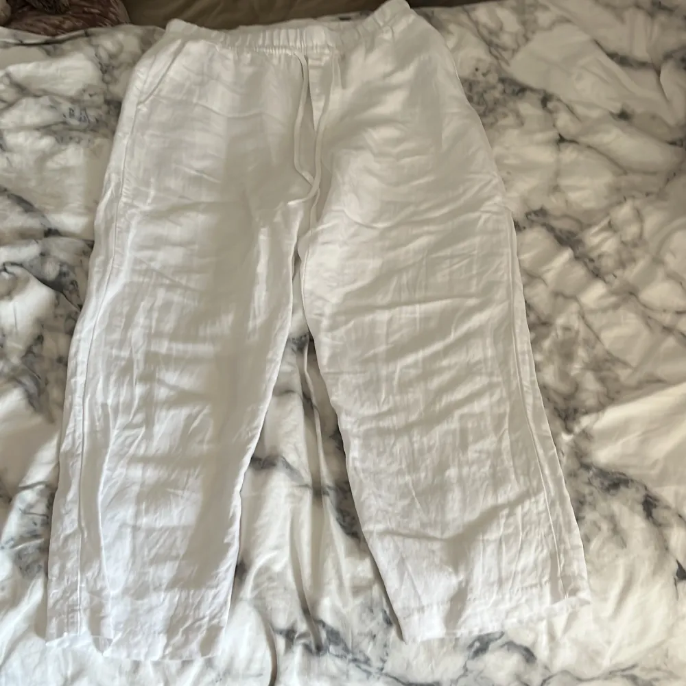 Säljer dessa fina vita linnebyxor pga att jag inte använder de längre. Det finns inga märken och smuts. De är korta i längden och slutar precis vid fötterna ungefär. Hör av er om ni vill ha fler bilder🩷. Jeans & Byxor.
