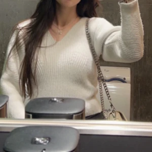 Vit Tröja  - Säljer denna vita tröja då jag inte har användning för den längre. 