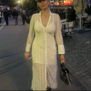 Vit klänning  - Vit klänning! Endast använt en gång🙌🏼🥰