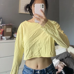 Gul tröja  - Guld croppad tröja från Zara