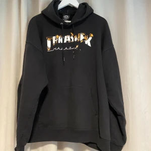 Thrasher Hoodie - Hej! Säljer min Thrasher Hoodie i storlek L som jag nu inte längre använder. Nypris 900:- och den är i väldigt gott skick förutom ett pyttelitet hål vid ena axeln (se bild 3). Hör av er vid funderingar!😊