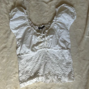 Vit topp - Söt vit topp från Atmosphere i storlek 40. Aldrig använd, i utmärkt skick! 💓💓skriv för fler bilder<3