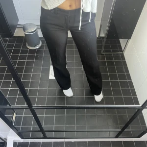 Lågmidjade kostymbyxor  - Fina svarta kostymbyxor ifrån Nelly! Sparsamt använda!❤️❤️skicka till mig privat för fler bilder🤩