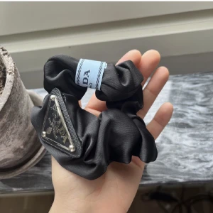 Prada scrunchie  - Super fint prada scrunchie 