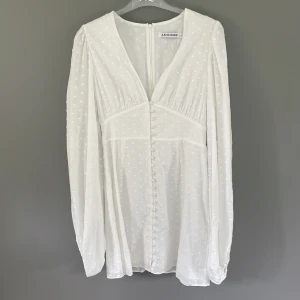 Adoore klänning - Säljer min fina adoore klänning, en knapp är dessvärre borta men inget man lägger märke till🤗