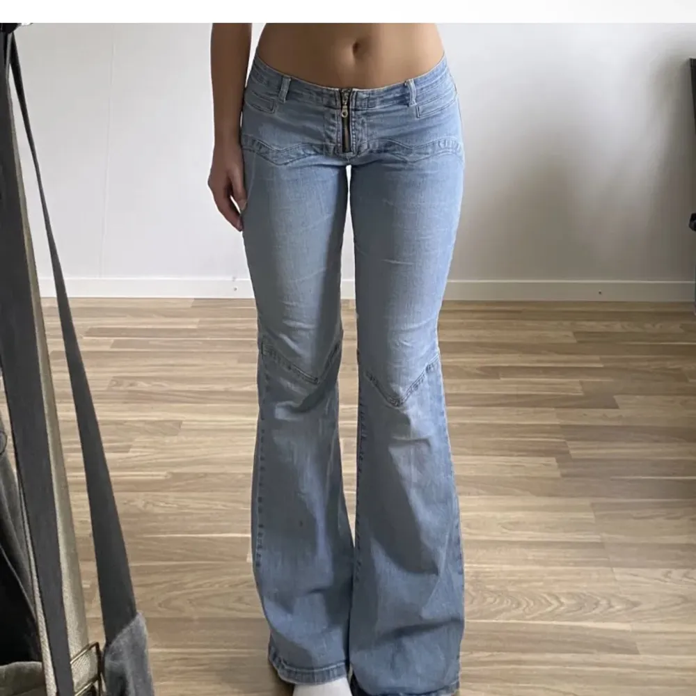 Säljer dessa unika jeans. Midjemått: 85cm, innerbenslängd: 80 cm. Passar bra i längden på mig som är 169cm.💞 Lånade bilder från förra ägaren. Har en liten fläck som syns på bild tre, vilket man inte ser tydligt irl💞. Jeans & Byxor.