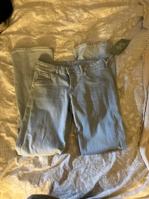 Låga jeans  - Säljer dessa superfina lågmidjade jeans från HM som är helt slutsålda! De är nya med prislapp kvar! 